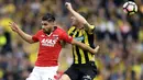 Gelandang AZ Alkmaar, Alireza Jahanbakhsh (kiri) berduel udara dengan bek Vitesse, Arnold Kruiswijk dalam laga final Piala Belanda 2016/2017 di Rotterdam (30/4/2017). Pemain asal Iran berusia 29 tahun yang sejak awal musim 2021/2022 memperkuat Feyenoord ini pernah menjadi top skor di Eredivisie Liga Belanda dengan torehan 21 gol pada musim 2017/2018 saat membela AZ Alkmaar. (AFP/ANP/Olaf Kraak)