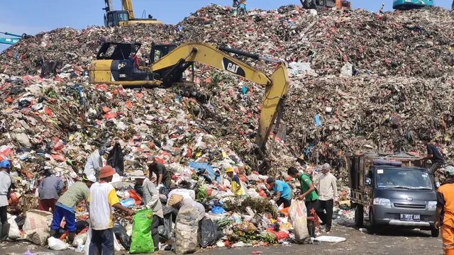 Tumpukan Sampah di TPA Cipayung Depok