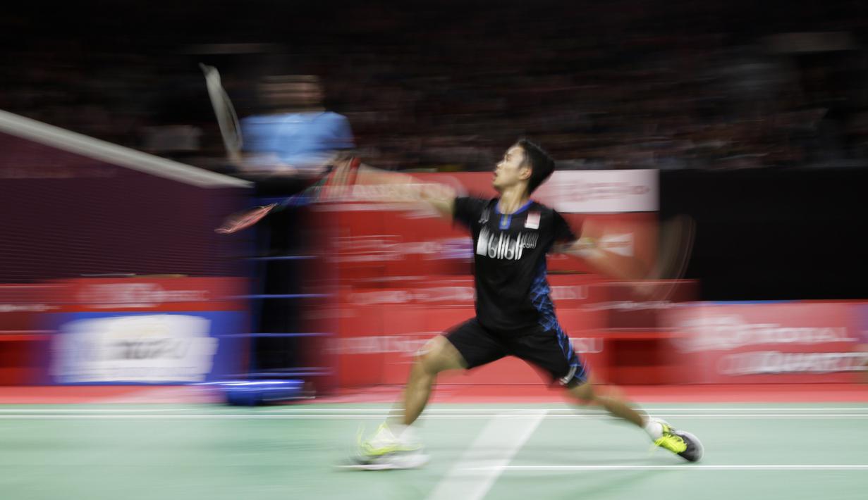 Tunggal putra Indonesia, Anthony Ginting, berusaha mengembalikan kok saat melawan tunggal Jepang pada Indonesia Masters 2019 di Istora Senayan, Jakarta, Jumat (25/1). Ginting gagal lolos ke semifinal. (Bola.com/Yoppy Renato)