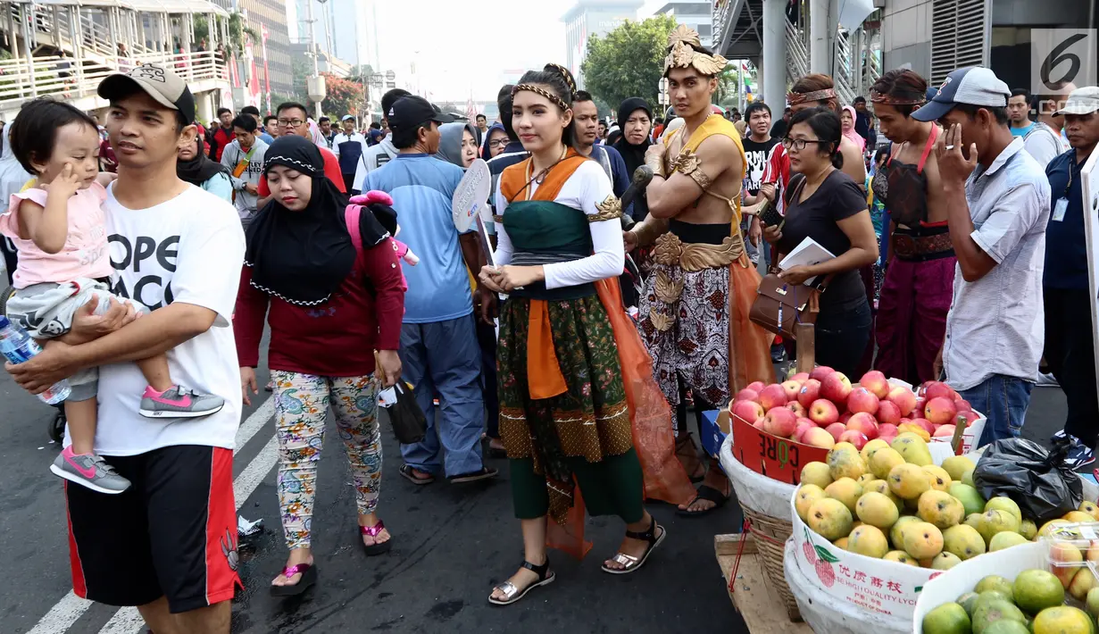 Karakter Brama Kumbara dan Mantili melakukan pawai di area Car Free Day, Jakarta, Minggu (6/8). Saur Sepuh meruipakan sinetron laga kolosal yang berawal dari sandiwara atau drama radio di era 80-an. (Liputan6.com/Fery Pradolo)