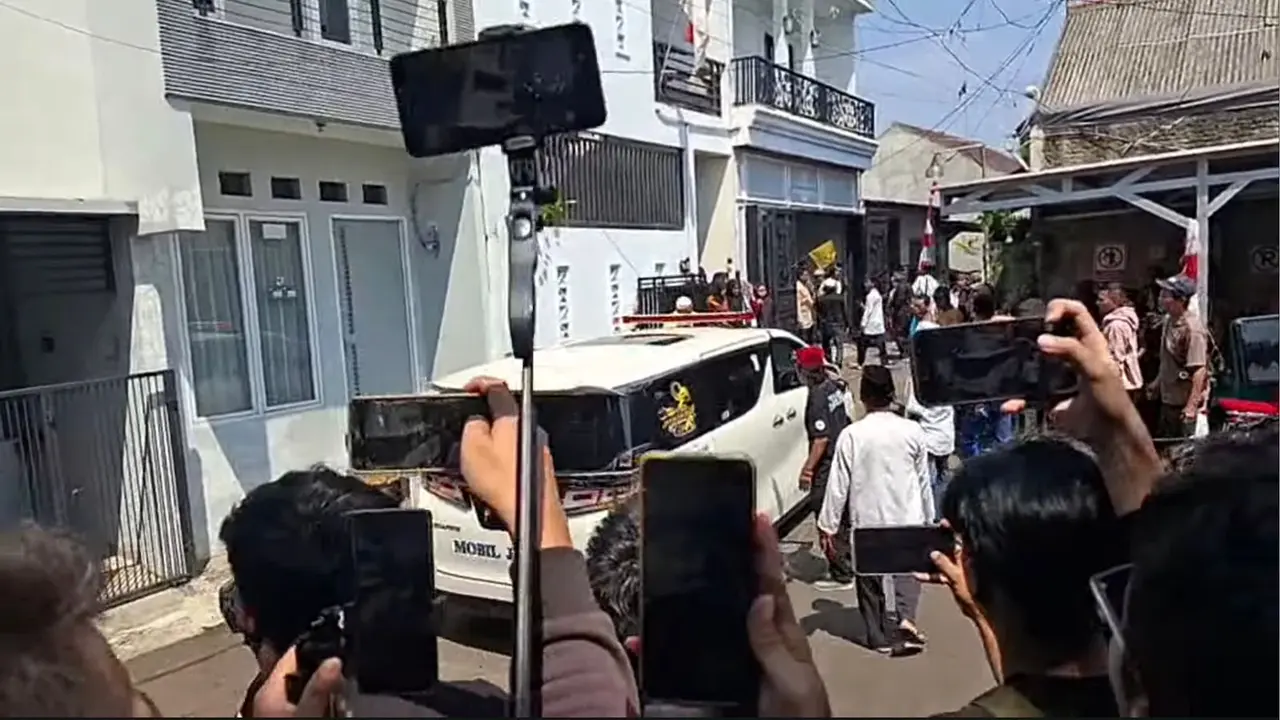 Detik-detik Jenazah Mpok Alpa Tiba di Rumah Duka