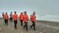 Tim SAR gabungan sisir Pantai Tanjung Pakis, Karawang, Jawa Barat untuk mencari korban dan serpihan pesawat Lion Air. (Liputan6.com/Abramena)