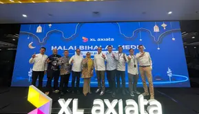 Presiden Direktur dan CEO XL Axiata Dian Siswarini bersama manajemen XL Axiata berfoto bersama usai Halalbihalal dengan media di XL Axiata Tower, Jakarta, Kamis (25/4/2024). (Liputan6.com/ Agustin Setyo Wardani)