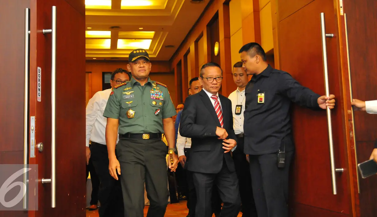 Panglima TNI Gatot Nurmantyo bersama Dirjen Pajak Ken Dwijugiasteadi seusai menghadiri Rapimnas Ditjen Pajak di Gedung Ditjen Pajak, Jakarta, Senin (7/11). (Liputan6.com/Angga Yuniar)