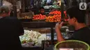 Pedagang beraktivitas di salah satu pasar tradisional di Jakarta, Rabu (26/10/2022). Realisasi inflasi tersebut lebih rendah dari perkiraan sebelumnya sejalan dengan dampak penyesuaian harga BBM terhadap kenaikan inflasi kelompok pangan bergejolak dan inflasi kelompok harga diatur Pemerintah yang tidak sebesar prakiraan awal. (Liputan6.com/Angga Yuniar)