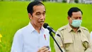 Presiden Joko Widodo didampingi Menhan Prabowo Subianto memberikan keterangan saat meninjau lahan yang akan dijadikan "Food Estate" atau lumbung pangan baru di Pulang Pisau, Kalimantan Tengah, Kamis (9/7/2020). (Foto:Biro Pers Sekretariat Presiden)