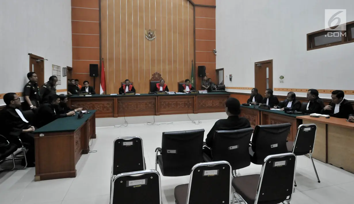 Suasana sidang vonis terdakwa Hercules Rosario Marshal di Pengadilan Negeri Jakarta Barat, Rabu (27/3). Majelis Hakim PN Barat memvonis Hercules 8 bulan penjara terkait kasus penguasaan lahan milik PT Nila Alam. (merdeka.com/Iqbal S. Nugroho)