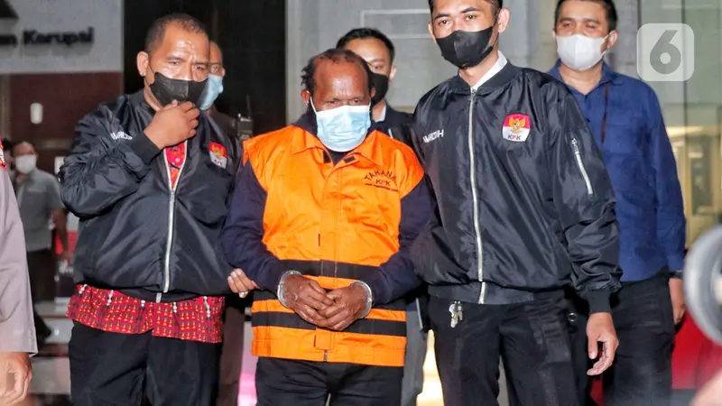 Bupati nonaktif Mamberamo Tengah Ricky Ham Pagawak Resmi Huni Rutan KPK