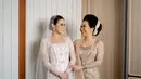 Penampilan serasi juga terlihat dikenakan mama Chen Giovani. Mendampingi sang putri, mama Chen Giovani terlihat anggun menawan dibalut kebaya yang sama dengan padu padan songket keemasan, dan rambut disanggul. [Foto: Instagram/fcgweddings]
