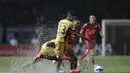 Kondisi lapangan Stadion Utama Gelora Bung Karno yang tergenang air selepas hujan lebat membuat pemain Semen Padang dan Mitra Kukar sulit mengontrol bola dalam final Piala Jenderal Sudirman, Minggu (24/1/2016). (Bola.com/Vitalis Yogi Trisna)