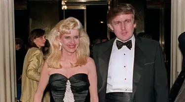 Miliarder Donald Trump dan istrinya Ivana tiba pada sebuah acara sosial di New York, Amerika Serikat, 4 Desember 1989. Ivana, mantan istri Donald Trump, meninggal dunia pada 14 Juli 2022 waktu New York. (Bill SWERSEY/AFP)