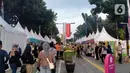 Pengunjung menikmati produk yang ditawarkan 24 Kios UMKM pada Festival #IniJakarta 2022 di kawasan Kota Tua, Jakarta, Sabtu (17/9/2022). “Temu Rasa Karya” merupakan salah satu program yang dihadirkan dalam Festival #IniJakarta. (Liputan6.com/Magang/Aida Nuralifa)