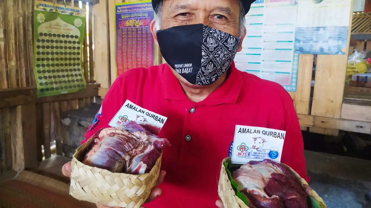 Kusmana, 62 tahun, salah satu panitia kurban HKTI Garut, Jawa Barat, menunjukan bungkus besek dari bambu untuk mendistribusikan daging kurban HKTI Garut.