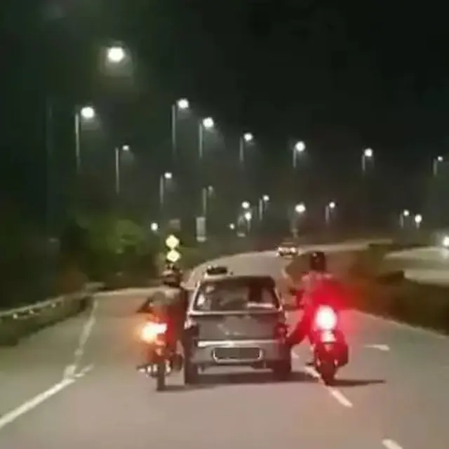 6 Potret Aksi Pemotor Dorong Mobil Mogok Pakai Kaki Ini Bikin Tepuk Jidat