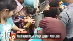 Setiap warga hanya dijatah dua ember air bersih saja sehingga saling dorong dan berebut tak terhindarkan.