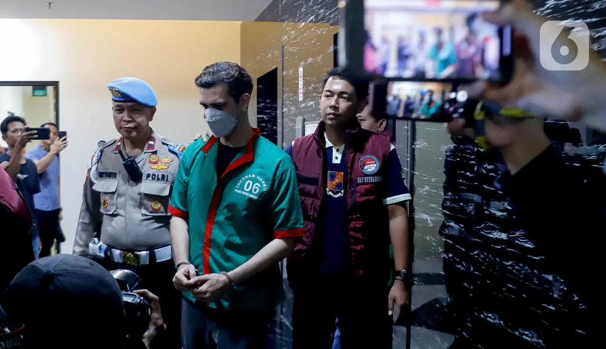 Ketika dilakukan penangkapan, Fachry Albar sedang sendirian dan dalam keadaan sadar. (Liputan6.com/Herman Zakharia)