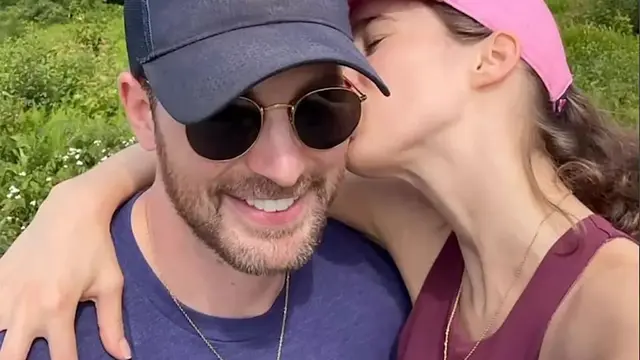 10 Potret Kemesraan Chris Evans dan Alba Baptista Sebelum Menikah, Bikin Fans Gigit Jari