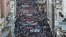 Para pengunjuk rasa berbaris membanjiri jalanan saat menggelar aksi di Istikilal di Istanbul, Turki (14/5). Ribuan warga Turki turun ke jalan menggelar aksi menolak perpindahan kedutaan AS dari Tel Aviv ke Yerusalem. (AFP/Ozan Kose)