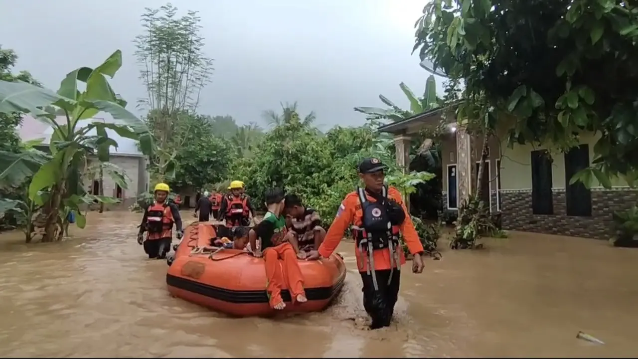 Petugas SAR gabungan mengevakuasi warga yang terjebak banjir di Kabupaten Tanggamus, Lampung. Foto : (Istimewa).
