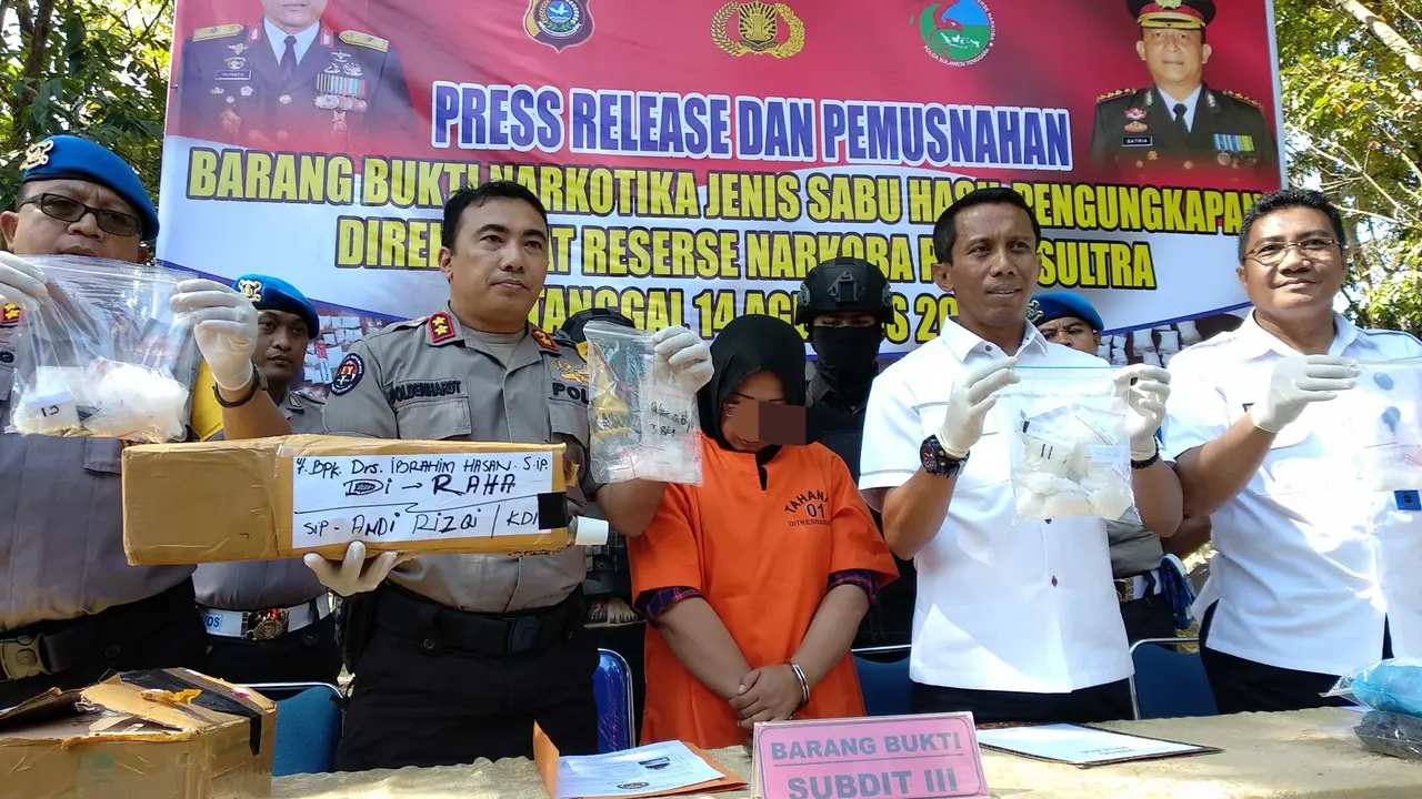 Tersangka IRT pemilik 854 gram sabu dari Lapas Kendari ditangkap Polda Sultra, Kamis (5/9/2019).(Liputan6.com/Ahmad Akbar Fua)