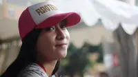Windi Mayang, fisioterapis klub futsal Jakarta Electrik PLN bercita-cita jadi fisioterapis Persib Bandung. (Bola.com/Permana Kusumadijaya)