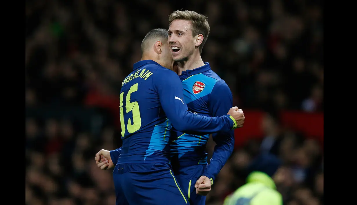 Bek Arsenal,  Nacho Monreal merayakan gol bersama Alex Oxlade Chamberlain usai mencetak gol saat laga perempat final Piala FA di Stadion Old Trafford, Inggris (10/3/2015). Arsenal Menang 2-1 atas Manchester United. (Reuters/Andrew Yates)