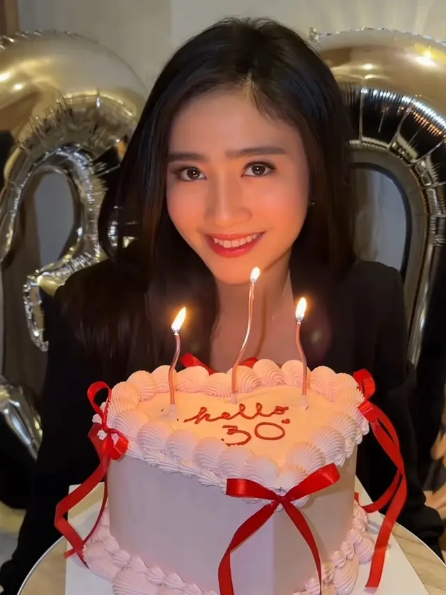 Febby Rastanty rayakan ulang tahun ke-30 dengan rambut tergerai. [@febbyrastanty]