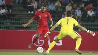 Striker Timnas Indonesia U-22, Marinus Wanewar, mengontrol bola saat melawan Kamboja U-22 pada laga Piala AFF U-22  di Stadion National Olympic, Phnom Penh, Jumat (22/2). Indonesia menang 2-0 atas Kamboja. (Bola.com/Zulfirdaus Harahap)