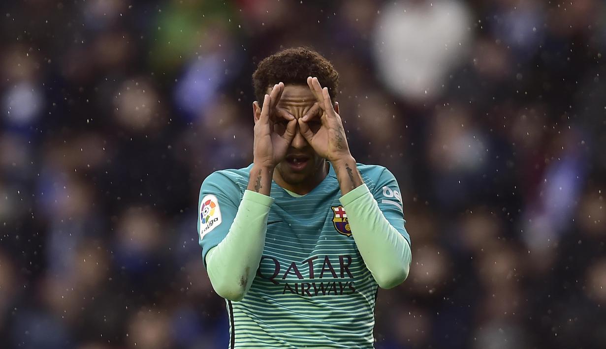 Bintang FC Barcelona, Neymar Jr. mencetak satu gol saat timnya menang telak 6-0 atas Deportivo Alaves pada lanjutan La Liga Spanyol di Mendizorroza stadium, Vitoria, (11/2/2017). (AP/Alvaro Barrientos)