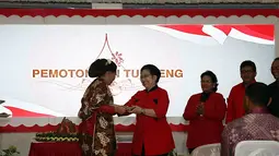 Menteri Susi Pudjiastuti saat menerima tumpeng dari Ketum PDIP Megawati Soekarnoputri pada acara HUT PDIP ke-42, Jakarta, Sabtu (10/1/2015). (Liputan6.com/Johan Tallo)