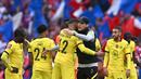 Pelatih Chelsea, Thomas Tuchel memeluk pasukannya usai berhasil mengalahkan Crystal Palace 2-0 di babak semifinal Piala FA 2021/2022. (AFP/Ben Stansall)
