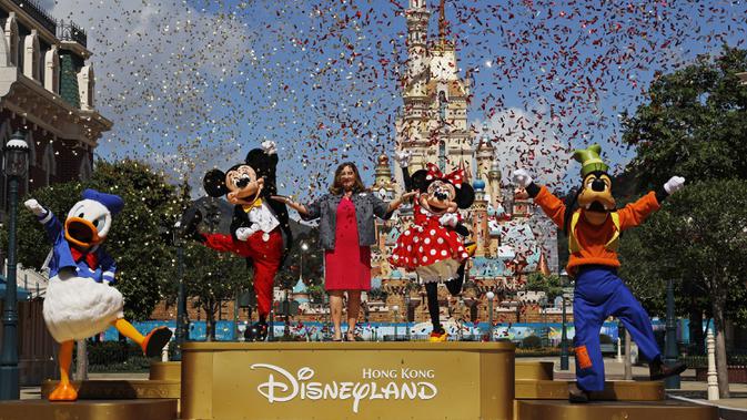 Direktur Pengelola Disneyland Hong Kong Stephanie Young (tengah) saat upacara pembukaan kembali Disneyland Hong Kong di Disneyland Hong Kong, Kamis (18/6/2020). Disneyland Hong Kong kembali beroperasi pada 18 Juni 2020 dengan menerapkan sejumlah protokol kesehatan baru. (AP Photo/Kin Cheung)