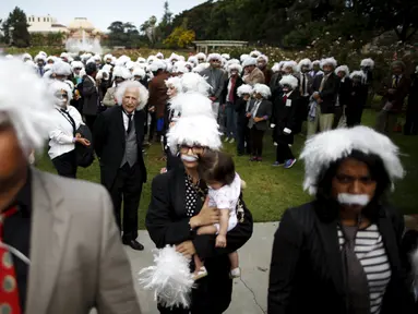 Benny Wasserman (tengah) berdiri dengan ratusan orang yang berpenampilan mirip Albert Einstein untuk mencetak rekor dunia Guinness di Los Angeles, 27 Juni 2015. Acara ini guna mengumpulkan dana bagi pendidikan anak-anak tunawisma. (REUTERS/Lucy Nicholson)