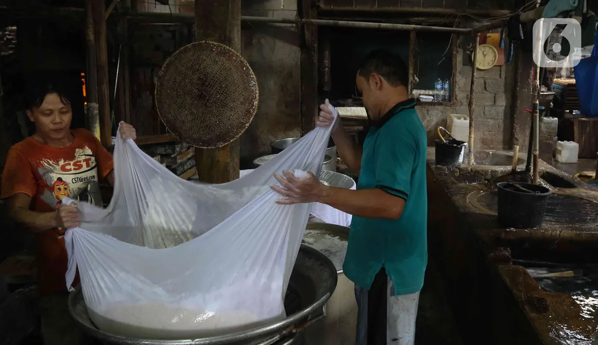 Pengrajin tahu menyelesaikan pembuatan tahu di pabrik kawasan Duren Tiga, Jakarta Selatan, Rabu (7/12/2022). Para pengrajin tahu di Duren Tiga itu juga mengatakan bahwa pabrik sempat mogok membuat tahu selama dua hari sebagai unjuk rasa atas harga kedelai yang naik. (Liputan6.com/Herman Zakharia)