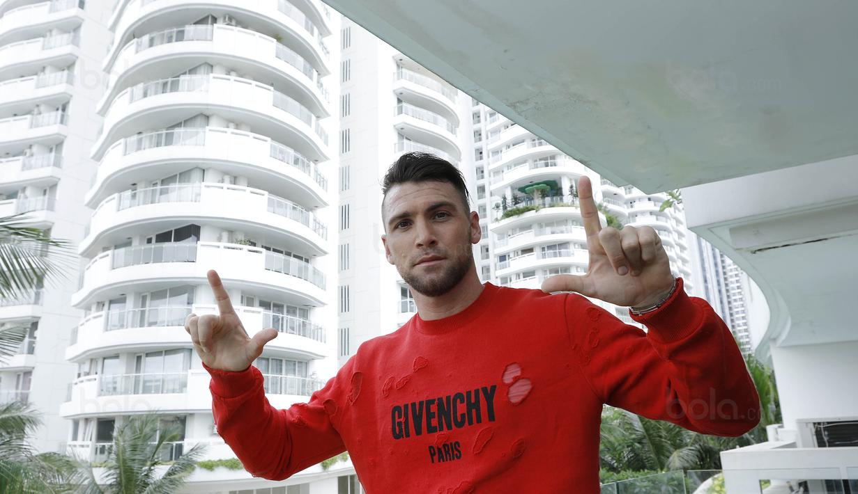 Striker baru Persija Jakarta, Marko Simic, berpose saat ditemui di Kawasan Kemayoran, Jakarta, Jumat (5/1/2018). Pemain asal Kroasia itu resmi memperkuat Macan Kemayoran  dengan durasi kontrak selama dua musim. (Bola.com/M Iqbal Ichsan)