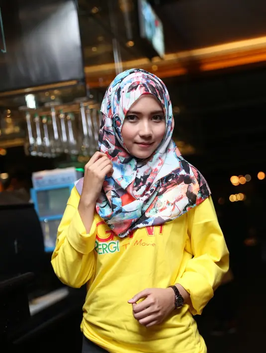 Ketika mendengar cerita Ketika Mas Gagah Pergi akan diangkat ke layar lebar, Izzah Ajrina mengaku senang karena ia termausk penggemar novel karya Helvy Tiana Rosa. (Andy Masela/Bintang.com)