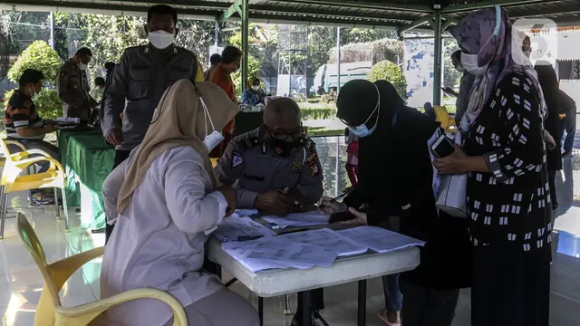 FOTO: Antusiasme Warga Ikuti Vaksinasi Booster COVID-19 untuk Mudik Lebaran