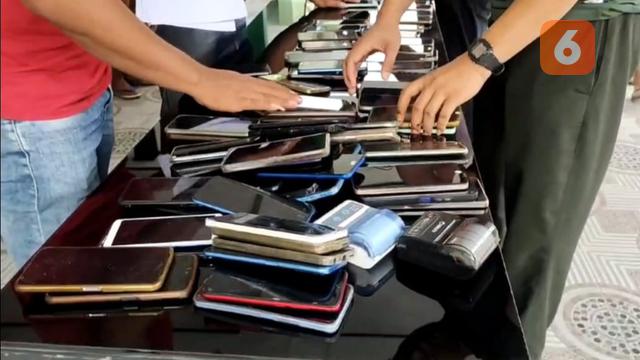 96 handphone diamankan dari pelaku penipuan online di Sidra (Liputan6.com/Fauzan)