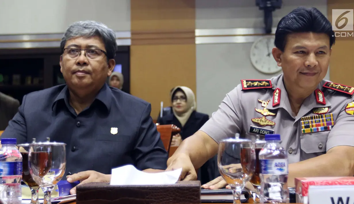 Wakapolri Komjen Ari Dono (kanan) dan Wakil Jaksa Agung Arminsyah saat mengikuti rapat kerja bersama Komisi III DPR di Kompleks Parlemen, Senayan, Jakarta, Senin (17/6/2019). Rapat tersebut membahas anggaran untuk Polri dan Kejaksaan Agung pada 2020. (Liputan6.com/JohanTallo)