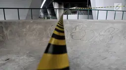 Garis pembatas terpasang di arena atau trek Skatepark Slipi, Jakarta, Minggu (16/6/2019). Skatepark tersebut selesai dibangun pada Januari 2019 dengan anggaran Rp 800 juta dan telah mengalami perbaikan selama dua kali. (merdeka.com/Iqbal S. Nugroho)