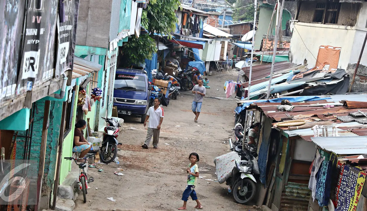 Warga berjalan di permukiman kawasan Bukit Duri, Jakarta, Kamis (12/5). Akhir Mei 2016, Pemerintah Provinsi DKI Jakarta memastikan akan kembali menggusur pemukiman liar di pinggiran Sungai Ciliwung tersebut. (Liputan6.com/Immanuel Antonius)