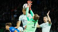 Kiper Hertha Berlin, Thomas Kraft, menghalau bola sundulan penyerang Bayern Munich, Arjen Robben, pada laga Bundesliga di Olympiastadion, Berlin, Sabtu (29/8/2018). Hertha Berlin menang 2-0 atas Bayern Munich. (AFP/Odd Andersen)