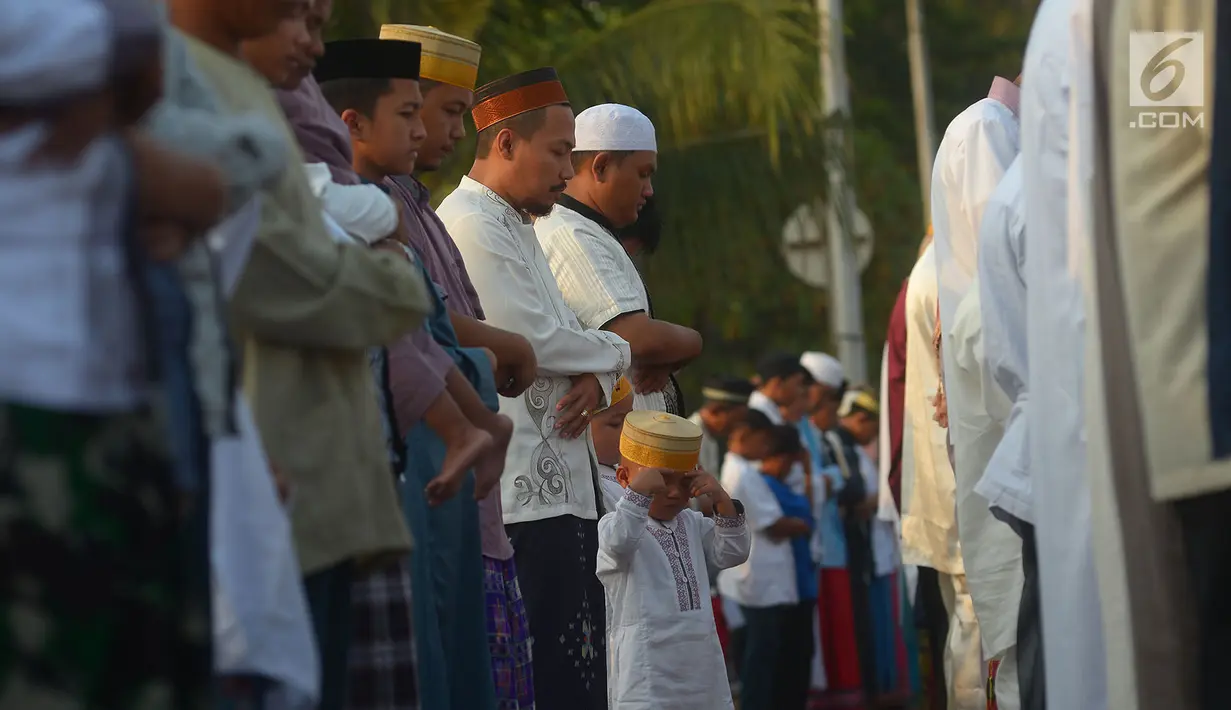 Umat islam menunaikan salat Idul Fitri 1439 H di Pelabuhan Sunda Kelapa, Jakarta, Jumat (15/6). Seluruh umat islam merayakan hari Idul Fitri 1349 H yang jatuh pada Jumat, 15 Juni 2018.            (Merdeka.com/Imam Buhori)