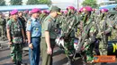 Citizen6, Surabaya: Kegiatan dilanjutkan pemeriksaan Pasukan oleh Kasum TNI Letjen TNI J. Suryo Prabowo dengan memeriksa kesenjataan Korps Marinir. (Pengirim: Budi Abdillah)