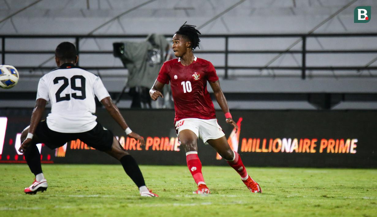 Di awal babak kedua, Shin Tae-yong melakukan 3 pergantian sekaligus. Ronaldo Kwateh, Pratama Arhan dan Hanis Saghara dimasukkan untuk mengoptimalkan serangan. (Bola.com/Maheswara Putra)