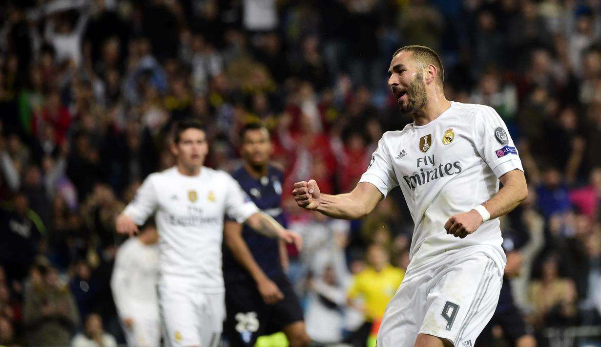 Pemain Real Madrid, Karim Benzema merayakan golnya ke gawang Malmo FF  pada lanjutan Liga Champions Grup A di Stadion Satiago Bernabeu, Rabu (9/12/2015) dini hari WIB. (AFP Photo/ Pierre-Philippe Marcou)