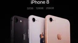 Phil Schiller tampilkan tiga warna iPhone 8 saat peluncuran terbarunya di Steve Jobs Theatre, California, Selasa (12/9). iPhone 8 dan 8 plus merupakan versi pembaruan dari iPhone 7 dan 7 Plus yang rilis tahun lalu. (AP Photo/Marcio Jose Sanchez)