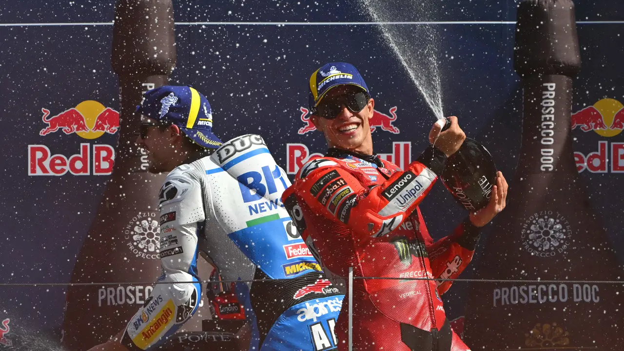 Alex Marquez (Kiri) dan Marc Marquez