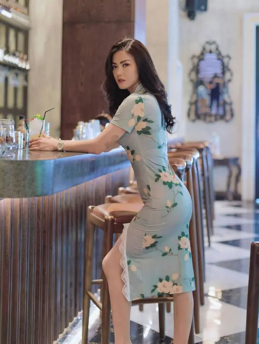 Meski momen Imlek selalu identik dengan warna merah, Cheongsam yang dikenakan oleh Nita Gunawan ini pun tetap menawan. Dengan warna pastel yang dihiasi bunga, pemotretan Nita Gunawan ini pun tampil paripurna. (Liputan6.com/IG/@nitagunawan09)