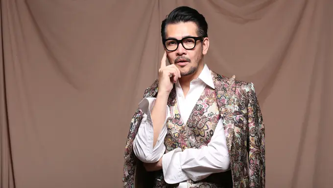 [Bintang] Berumur 50 Tahun, Begini 8 Gaya Pakaian Ferry Salim yang Keren Habis